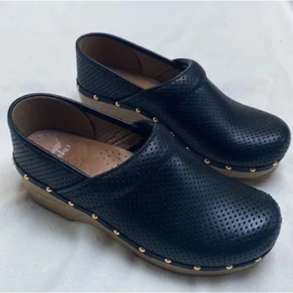 ISO Dansko studded perf pro black 38.